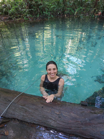 Mulher de maio preto, no lago azul de aguas cristalinas.